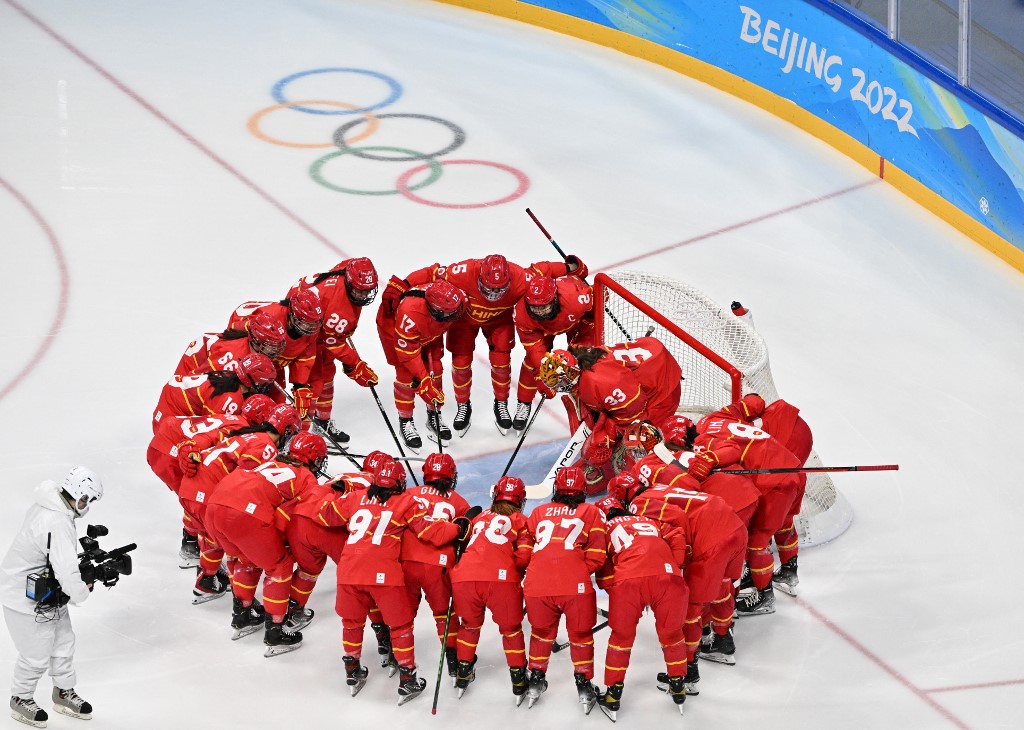 圖為2022年2月7日，北京冬奧會上，中國女子冰球隊與瑞典隊對決之前。（Anthony Wallace/AFP）