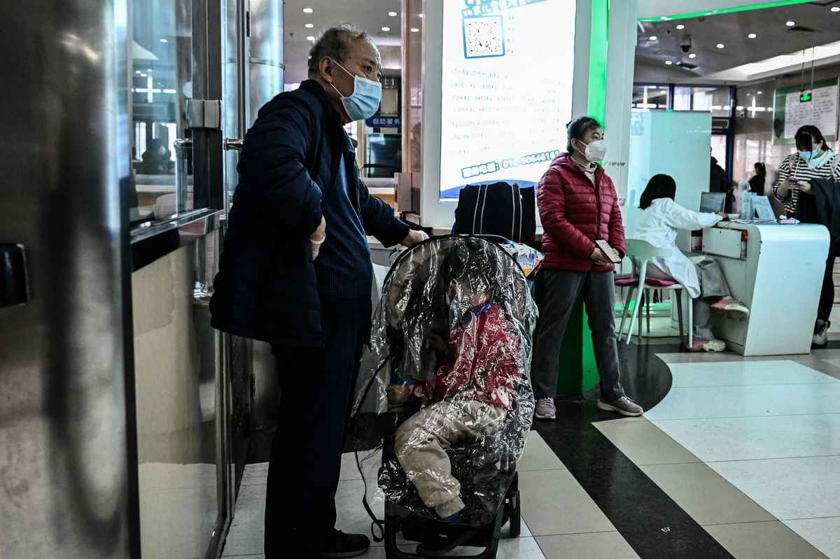 2023年11月23日，在北京一家兒童醫院門診區等候的兒童和他們的家人。（Jade GAO/AFP via Getty Images）
