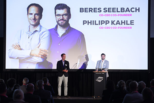2022年9月29日，德國柏林，Onomotion工廠正式開業當天，（由左至右）Onomotion聯合行政總裁貝雷斯・西爾巴赫（Beres Seelbach）及Onomotion聯合行政總裁菲利普・卡爾巴赫（Philipp Kahlbach）發表講話。（Sean Gallup/Getty Images）