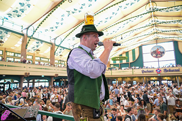 2023年9月17日，德國慕尼黑，在德國慕尼黑啤酒節（Oktoberfest）期間，音樂家約瑟夫‧門茨爾（Josef Menzl）將一杯啤酒放在頭頂。（Hannes Magerstaedt/Getty Images）