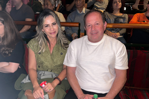 2025年5月4日下午,服裝公司老闆Amilcar de Oliveira Branco Filho與太太Benedita Barbosa Lima Branco在聖保羅布拉德斯科劇院(Bradesco Theater)觀看了神韻世界藝術團的演出。(Marcos Schotgues/大紀元)