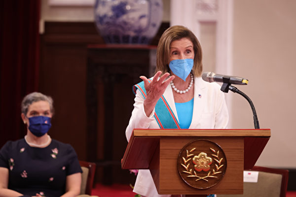 2022年8月3日,台灣,美國眾議院議長佩洛西(Nancy Pelosi)接受台灣總統蔡英文頒發「特種大綬卿雲勳章」後發表講話。(Chien Chih-Hung/Office of The President via Getty Images)