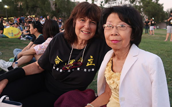 2019年8月3日，視覺藝術家協會會長劉雅雅（右）與成員Veronica Raymond參與蒙特利公園市「香港加油」音樂會。（徐綉惠／大紀元）