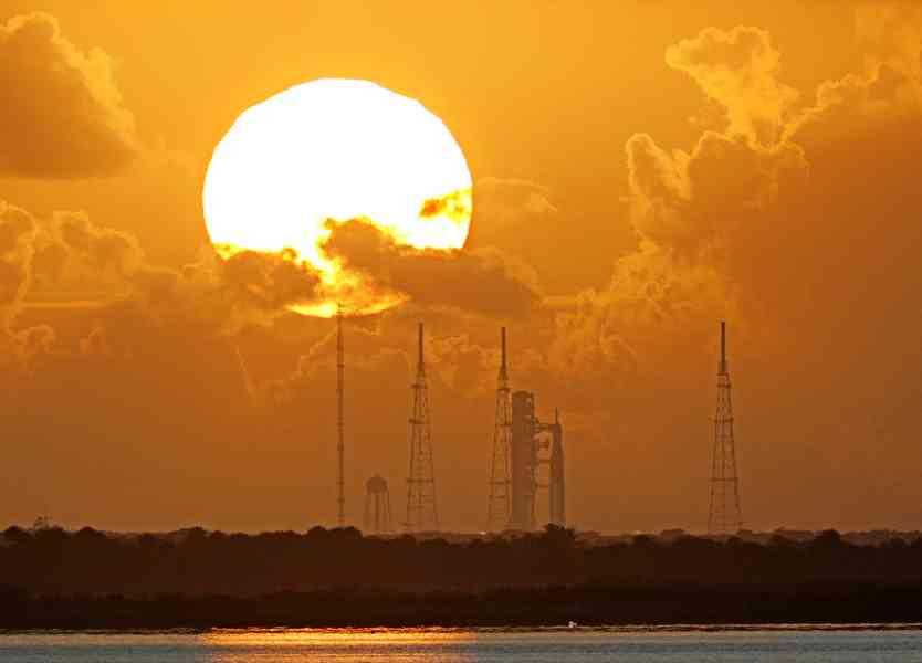 NASA阿提密斯2號發射之際 粉紅月亮登場