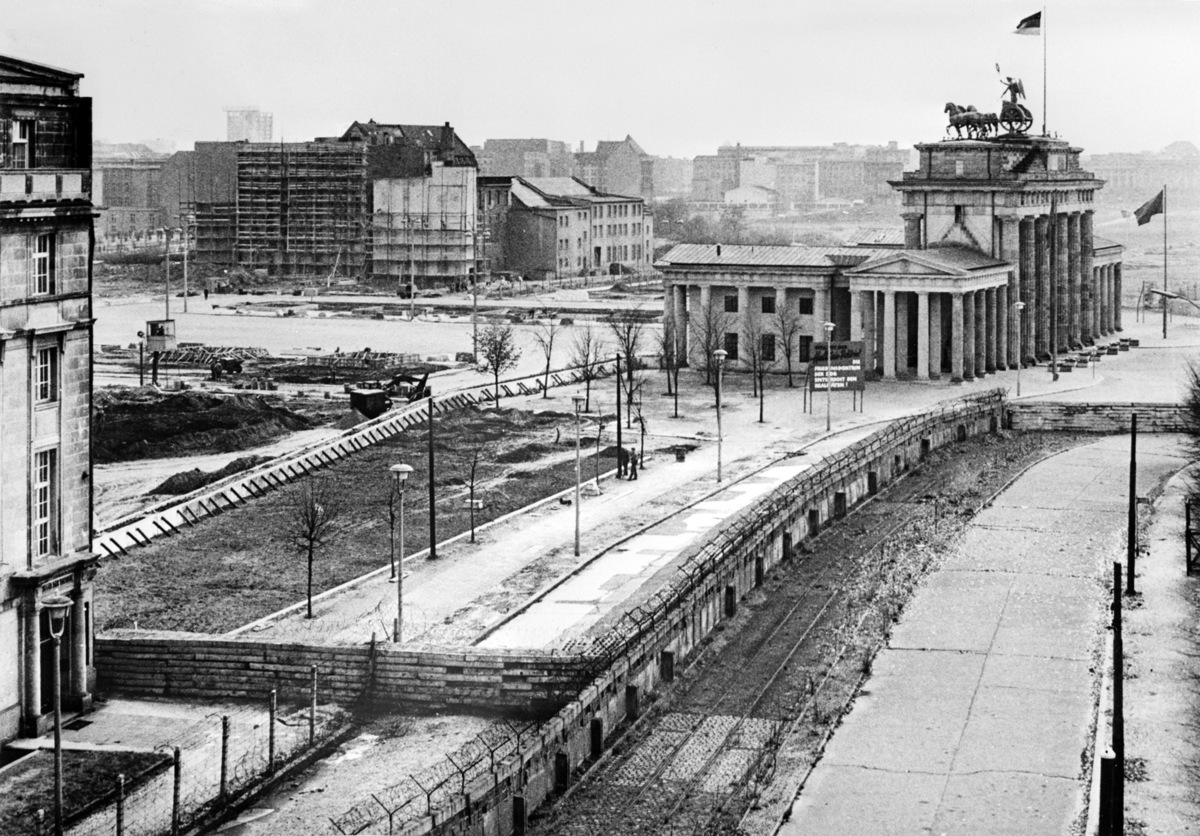 柏林牆的東側戒備森嚴，高聳的瞭望塔，暗藏的碉堡，探照燈、鐵柵欄，電網，警犬，地雷帶遍布，逃亡者一旦接近這個地帶，將在沒有任何警告的情況下遭到槍擊。圖為布蘭登堡門附近的柏林圍牆。（法新社圖片/攝於1973年7月）