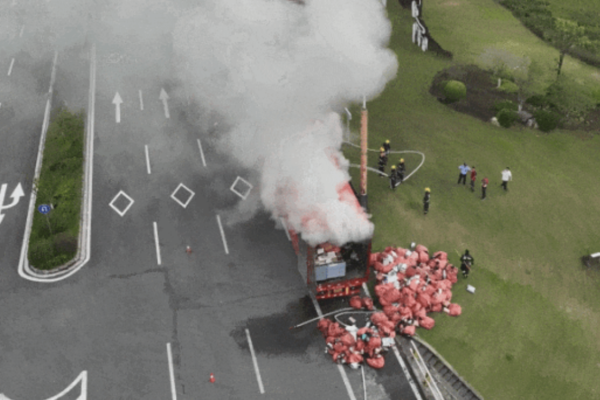 快遞車起火事件頻發 江西20噸快遞葬身火海