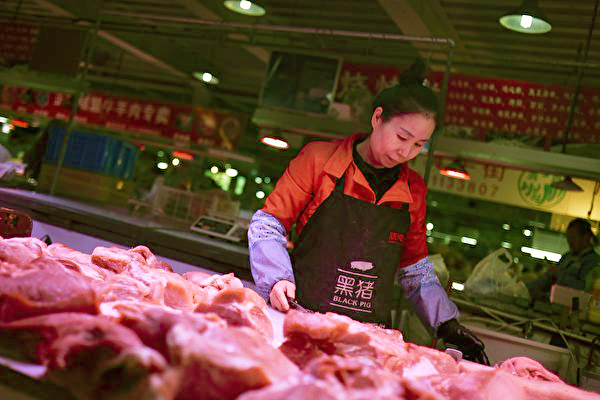 圖為北京一豬肉攤。（ZHAO/AFP via Getty Images）