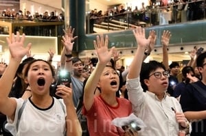 組圖：港人多商場聚集 高唱《願榮光歸香港》