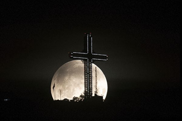2022年5月16日，斯科普里（Skopje），月全食期間的月亮。（Robert Atanasovski/AFP via Getty Images）