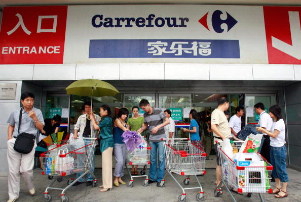 1995年家樂福開設了中國大陸第一家購物廣場。到了2010年門店數量已達到249家。（TEH ENG KOON/AFP/Getty Images）