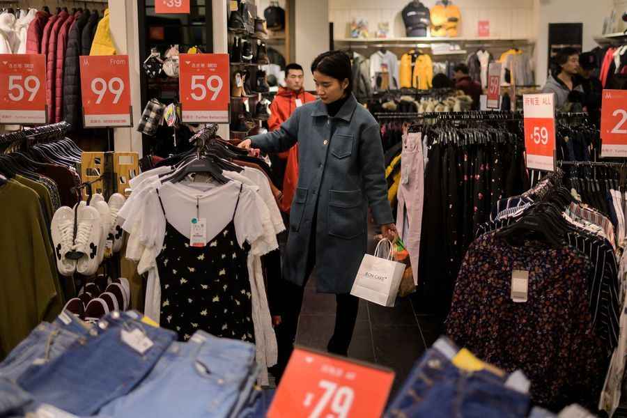 中國年輕人去批發市場買衣服 引發關注