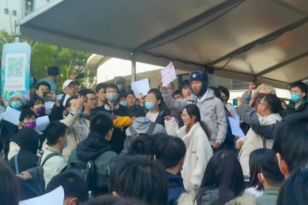 2022年11月27日，清華大學的學生舉行抗議活動。（AFPTV/AFP）