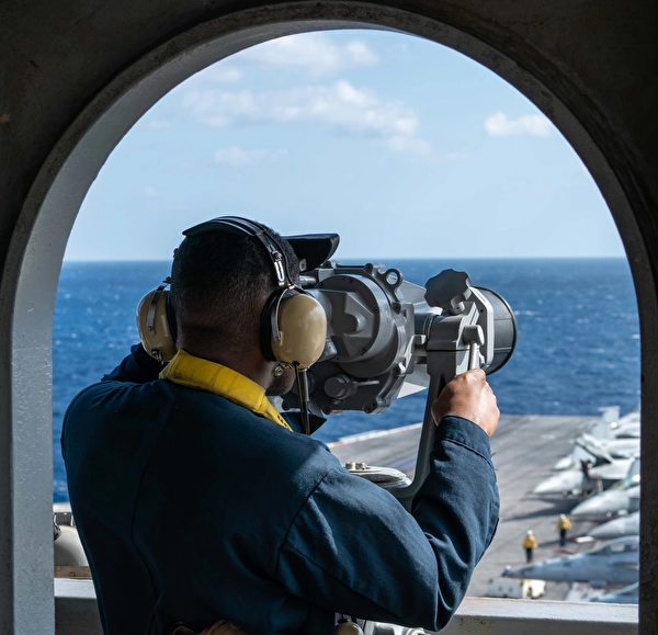 2022年1月22日，美日艦隊在菲律賓海演習期間，卡爾文森號航母上的船員正在觀察飛行操作。（美國海軍）