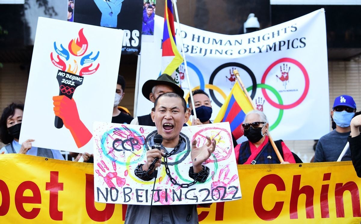 2021年11月3日，美國加州，人權團體於洛杉磯中領館前集會，呼籲抵制2022年北京冬季奧運會，以免造成中共藉冬奧會將侵犯人權的行為合法化。（Frederic J. Brown/AFP via Getty Images）