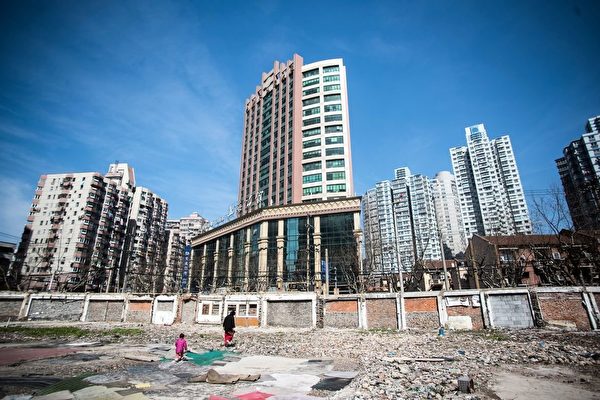 「城市改造」中的上海，拆除舊房建高層商品房。攝於2016年3月15日。（Johannes Eisele/AFP/Getty Images）