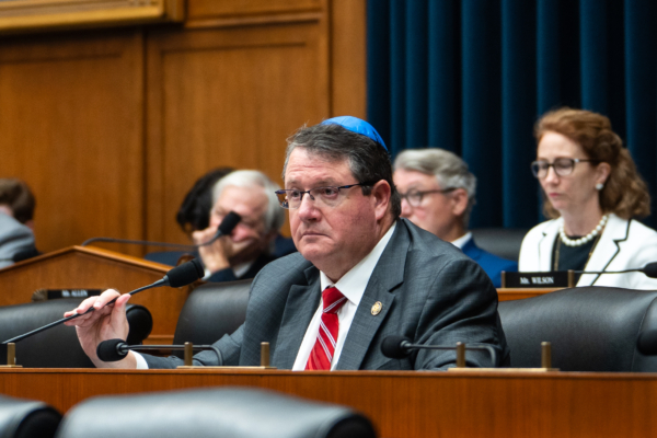 美議員呼籲停止為移民提供「免費福利」