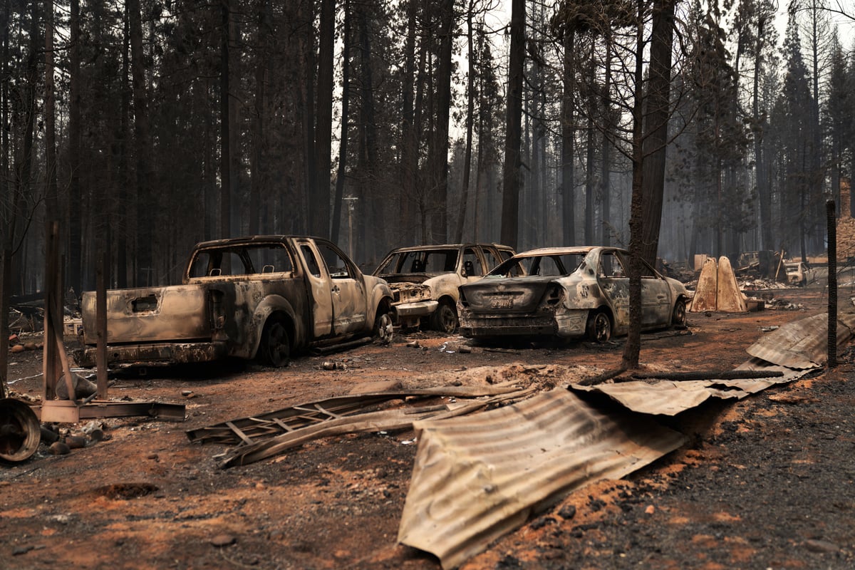 2021年8月18日，北加州卡爾多山火（Caldor Fire）燒燬Gizzly Flats社區的建築物、汽車。（Allison Dinner/Getty Images）