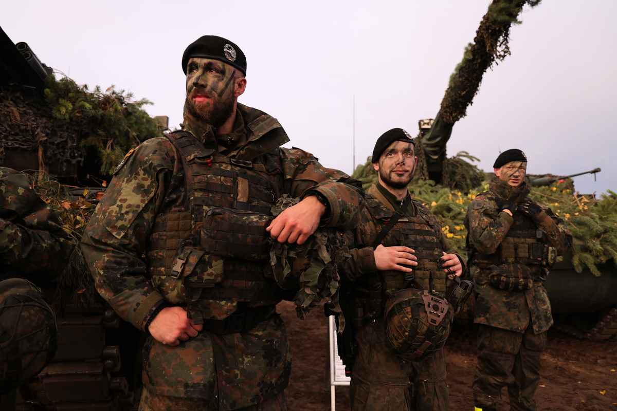 2022年10月26日，立陶宛帕布拉德（Pabrade），德國士兵及坦克參加北約（NATO）舉行的鐵狼（Iron Wolf）軍演。（Sean Gallup/Getty Images）