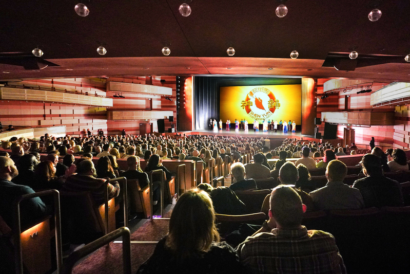 「世人想與創世主相連」 神韻鹽湖城滿場