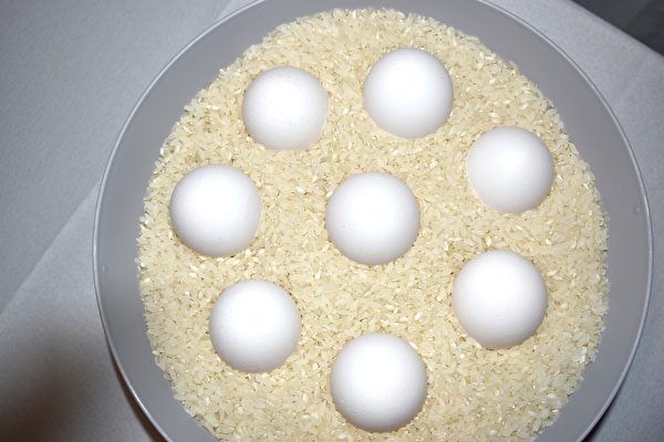 新鮮雞蛋放進米中也可以延長保鮮。（蔡雅／大紀元）