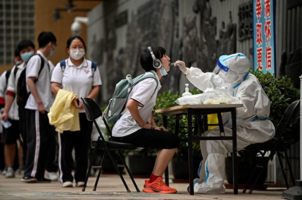 2022年6月7日在北京，全國高考（NCEE）的第一天完成考試後，學生被抽取拭子樣本進行 COVID-19新冠病毒檢測。（Jade Gao/AFP via Getty Images）