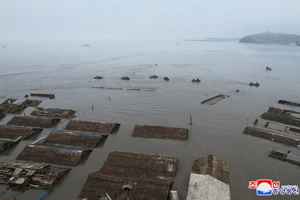 北韓逼迫學生每天收集石頭 以建造防洪堤壩