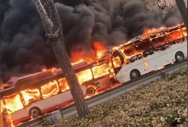 天津客車追尾公車起火燒成空架 致1死37傷（有片）