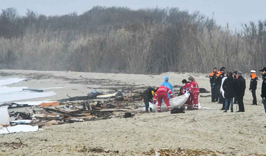 意大利南部非法移民木船撞毀 59人遇難