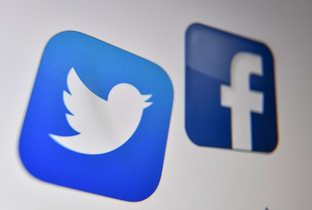 俄羅斯為打擊對自己不利的宣傳，封鎖了社交媒體Facebook和推特。圖為2020年10月21日，法國里爾（Lille）一台電腦的屏幕上顯示著Facebook和推特的徽標。（DENIS CHARLET/AFP via Getty Images）