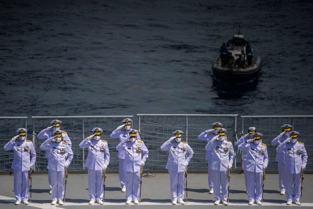 印尼海軍向4月21日因潛艇失事遇難的船員致敬。（JUNI KRISWANTO/AFP via Getty Images）