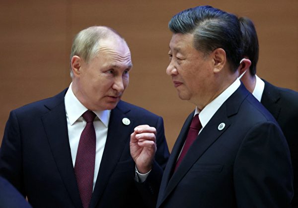 2022年9月16日，俄羅斯總統普京在撒馬爾罕舉行的上海合作組織（SCO）領導人峰會期間與中國國家主席習近平交談。（Sergei BOBYLYOV / SPUTNIK / AFP）