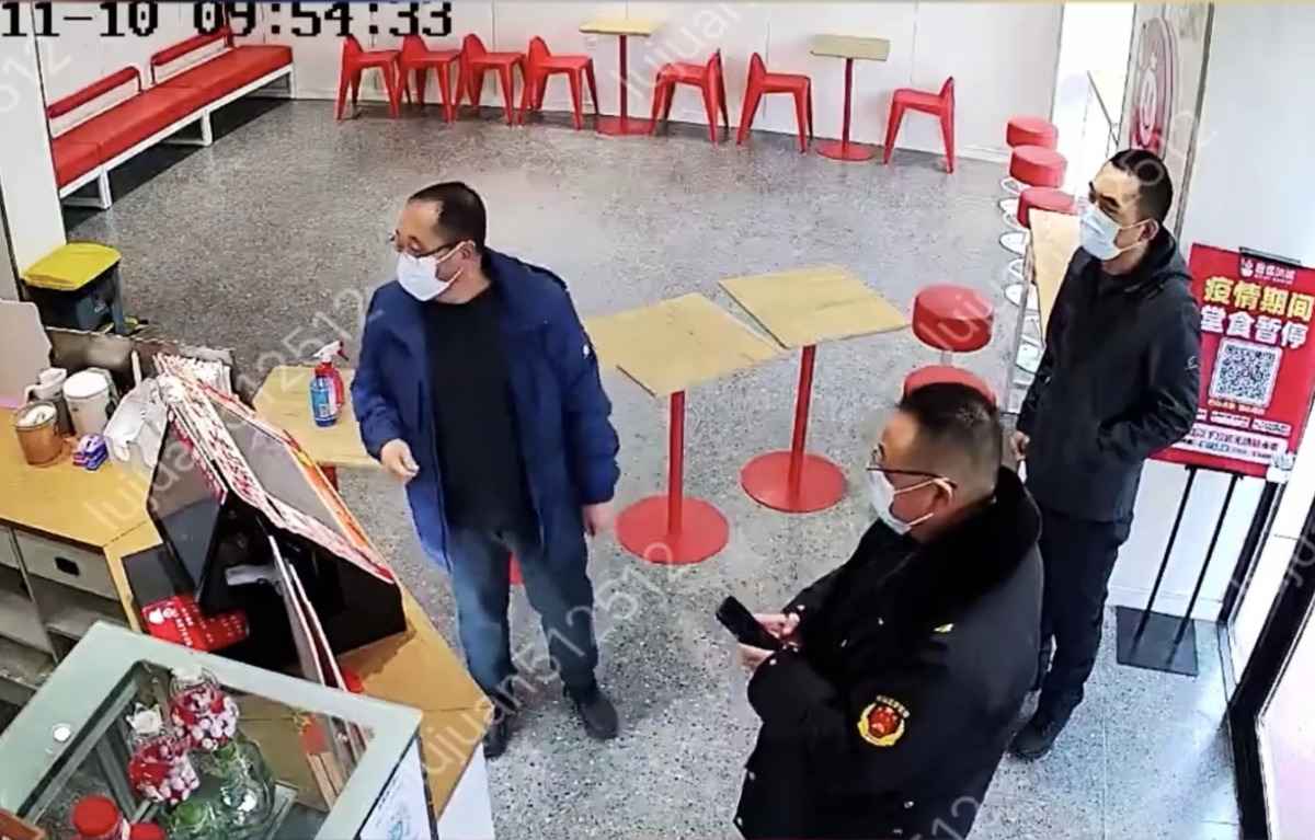 近日，黑龍江省肇州縣對各類經營場所進行防疫大檢查。該縣一家奶茶店遭遇「釣魚執法」，引發網民關注。（影片截圖）