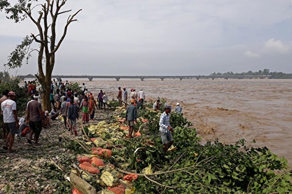 2021年10月20日,尼泊爾巴迪亞區(Bardiya)拉賈普爾村(Rajapur),豪雨導致卡爾納利河(Karnali river)水位上升。(KRISHNA ADHIKARI/AFP via Getty Images)