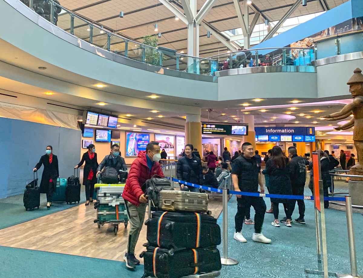 2023年1月9日，在中國大陸取消防疫邊控後，第一批出境的旅客抵達溫哥華國際機場。（高曉雯／大紀元）