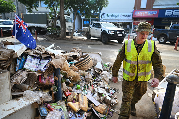 洪水退去後，國防軍士兵派往新州北部的災區協助清理工作。（Dan Peled/Getty Images）