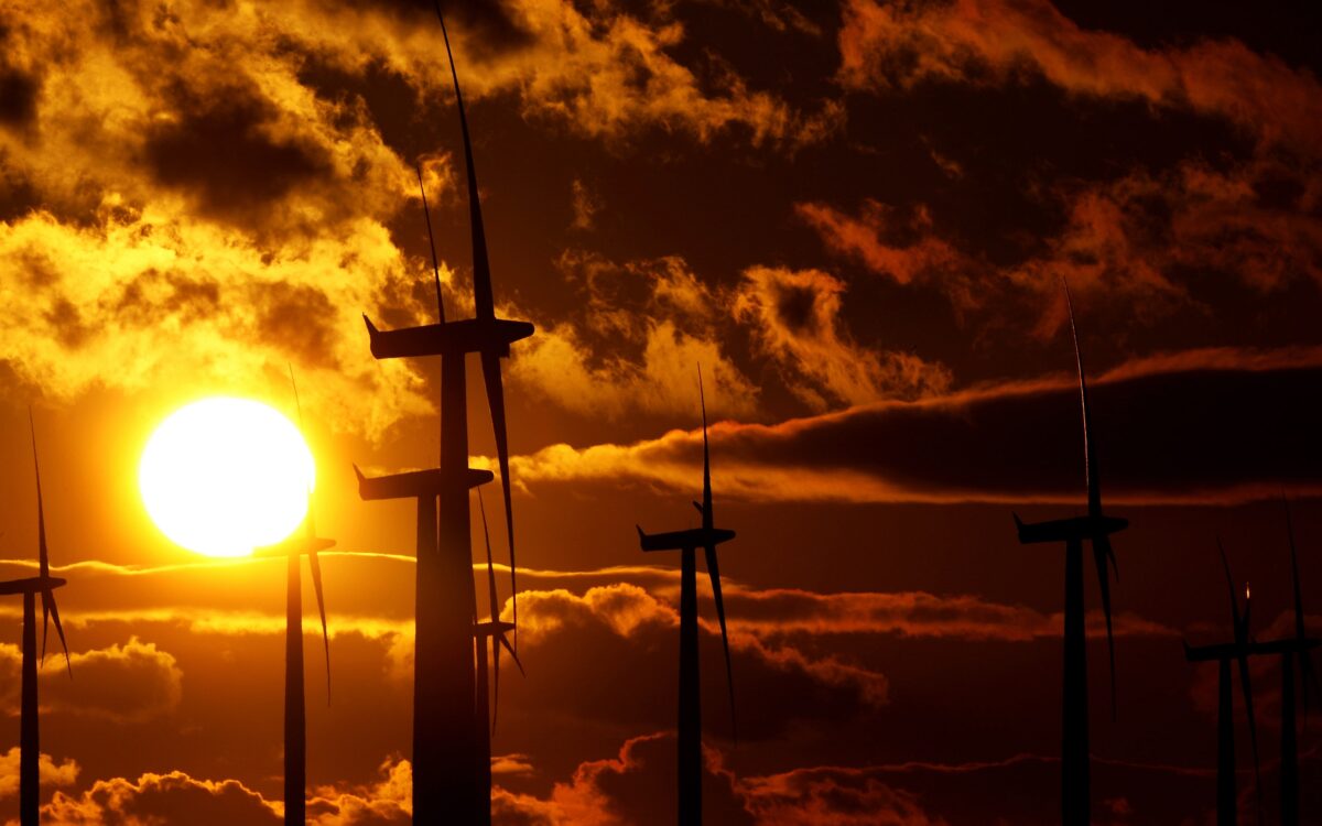 2010年1月29日，夕陽下的蘇格蘭Black Law風電場。（Jeff J. Mitchell/Getty Images）