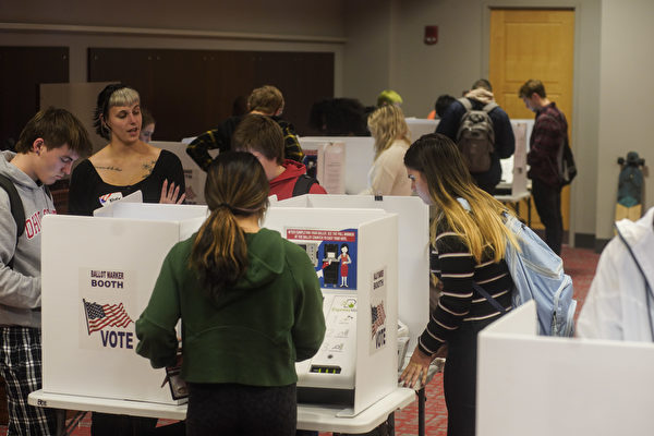  選民於2022年11月8日在俄亥俄州哥倫布市俄亥俄州立大學投票。（Andrew Spear/Getty Images）