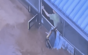 北京養老院被淹 長者趴窗揮手呼救畫面曝光