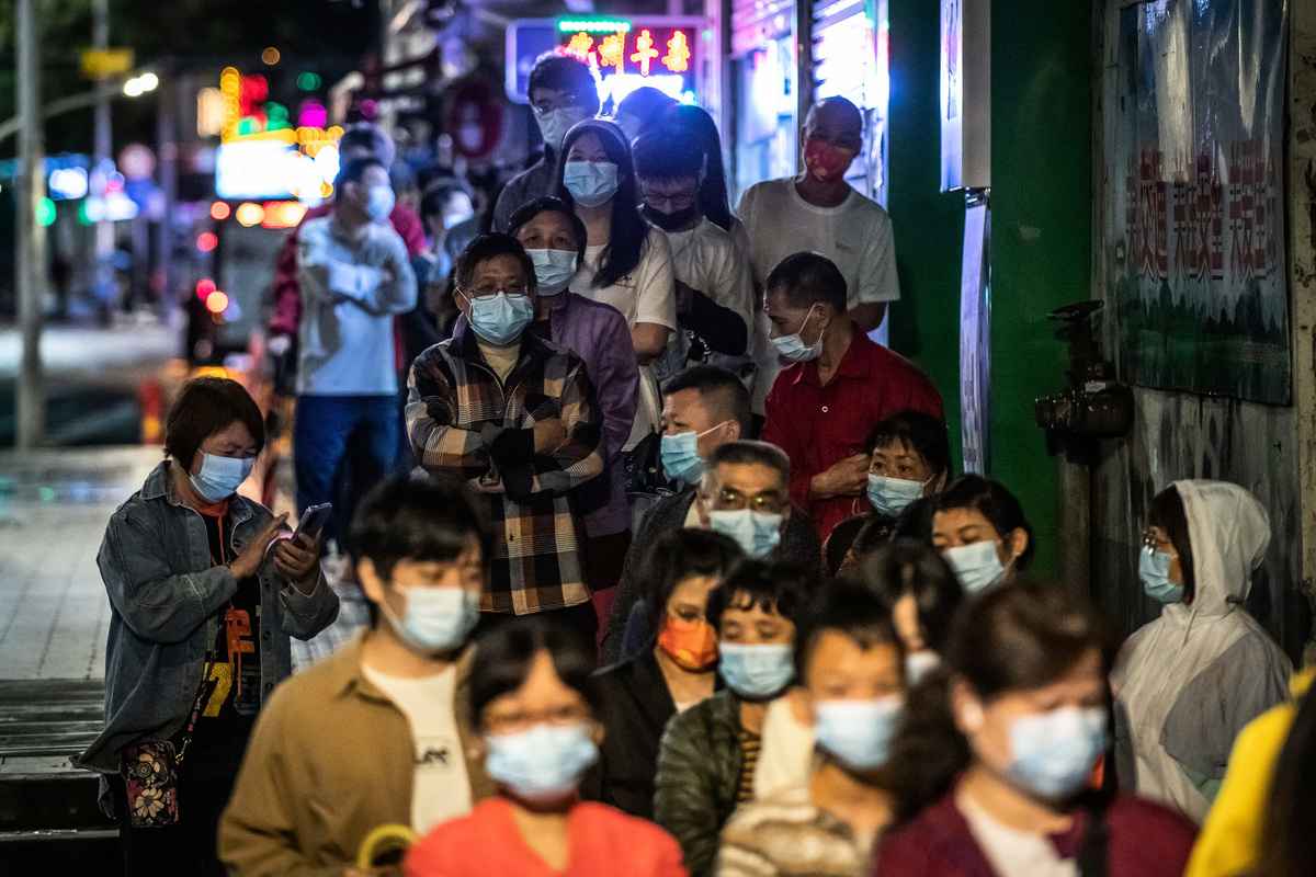 2022年5月15日，廣州市排隊做核酸檢測的人流。（STR/AFP）