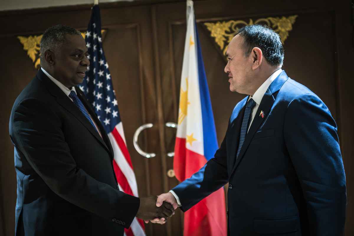 2023年11月15日，美國防長奧斯汀（左）在東盟防長擴大會議上，與菲律賓防長小特奧多羅（Gilberto Teodoro Jr）握手。（美國國防部提供）