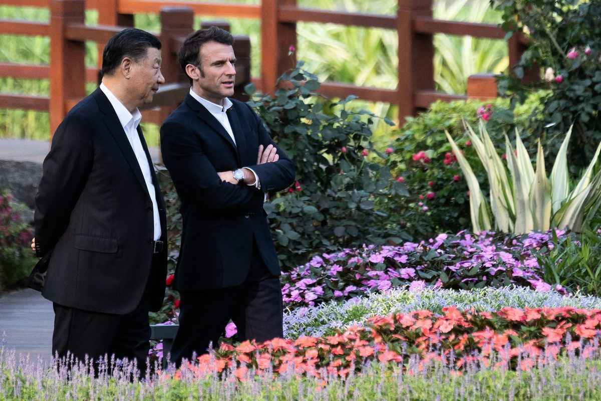 圖為2023年4月7日，中共領導人習近平（左）和法國總統馬克龍（Emmanuel Macron，右）在習近平父親習仲勳於廣東省的故居談話。（Jacques Witt/POOL/AFP via Getty Images）
