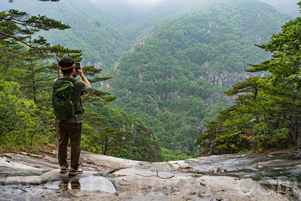 南韓東海市頭陀山通往織機岩的山城路，可看到雄偉的山勢、幽深的山谷以及仙境般美景。圖為站在山城十二瀑布看到的景觀。（全宇／大紀元）