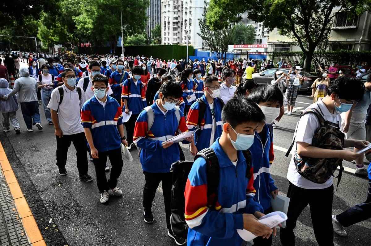 2022年6月7日在北京，進入學校參加全國高考（NCEE） 的第一天。（ JADE GAO/AFP via Getty Images）