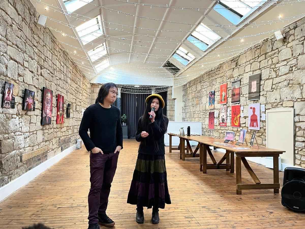 香港流亡畫家「淋漓淋浪」（Lumli Lumlong）夫婦親臨現場，向觀眾講解他們的創作。（蘇格蘭香港人提供）