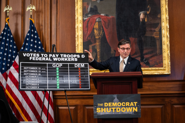 美國眾院議長約翰遜譴責「無王抗議」宣揚仇恨