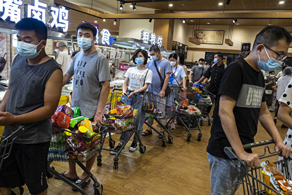 受疫情影響，8月2日，武漢大批市民紛紛到超市購物、囤積物資。（Getty Images）