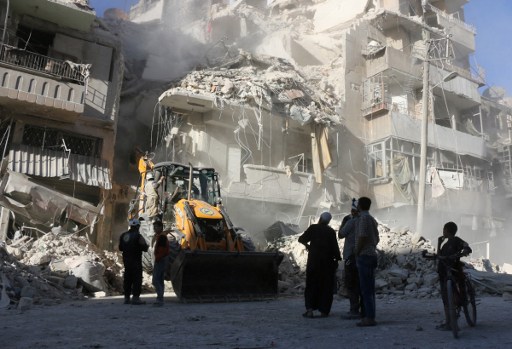 阿勒頗東部地區日前已經連續四天遭到夜襲。美國英國法國譴責敘利亞和俄羅斯的軍事行動。（AFP PHOTO / THAER MOHAMMED）