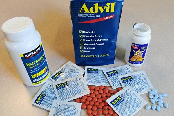 布洛芬、萘普生是非類固醇類消炎藥，可自行從藥局購買。（KAREN BLEIER/Getty Images）