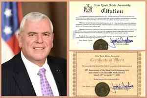 紐約州議員頒發褒獎 向神韻藝術總監致敬