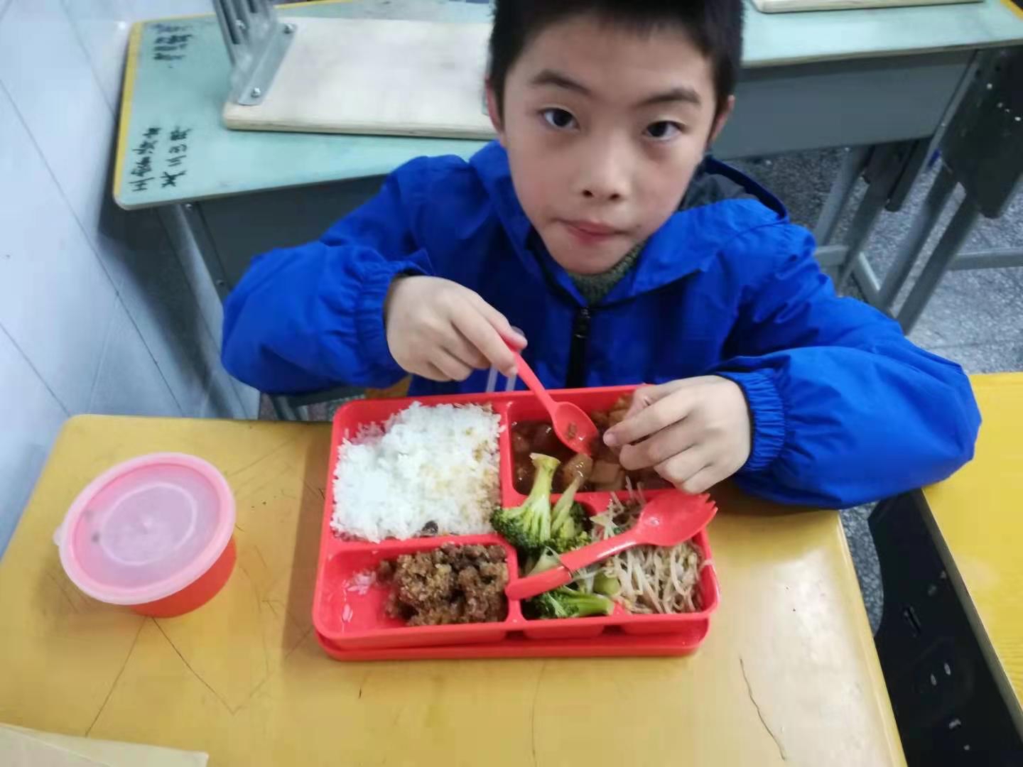 3月31日，湖北襄陽市樊城區大慶路小學一名五年級的學生劉某某在學校離奇跳樓，家長求真相半年多無果。（受訪者提供）
